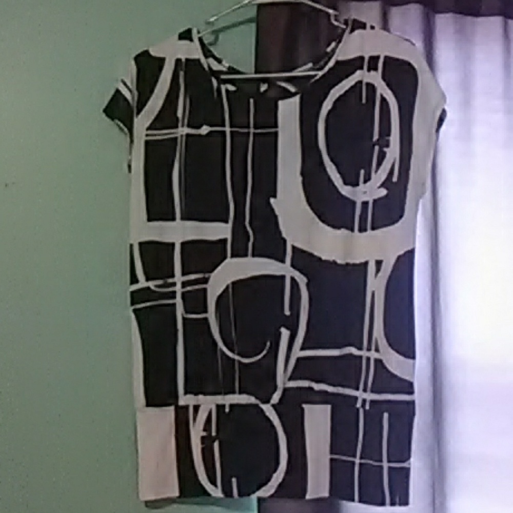 Cute top! Stretchy..